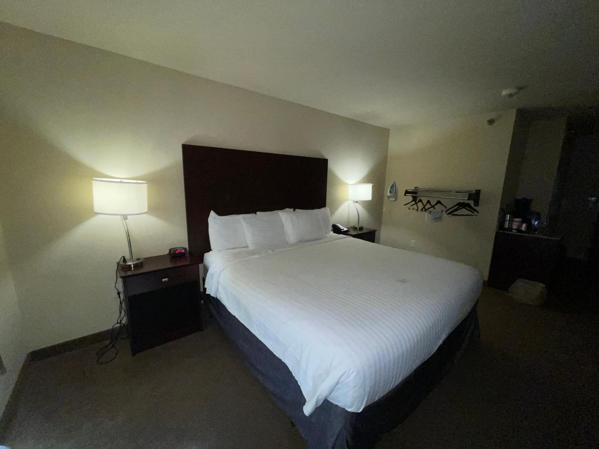 Amerivu Inn And Suites - Crookston Zewnętrze zdjęcie
