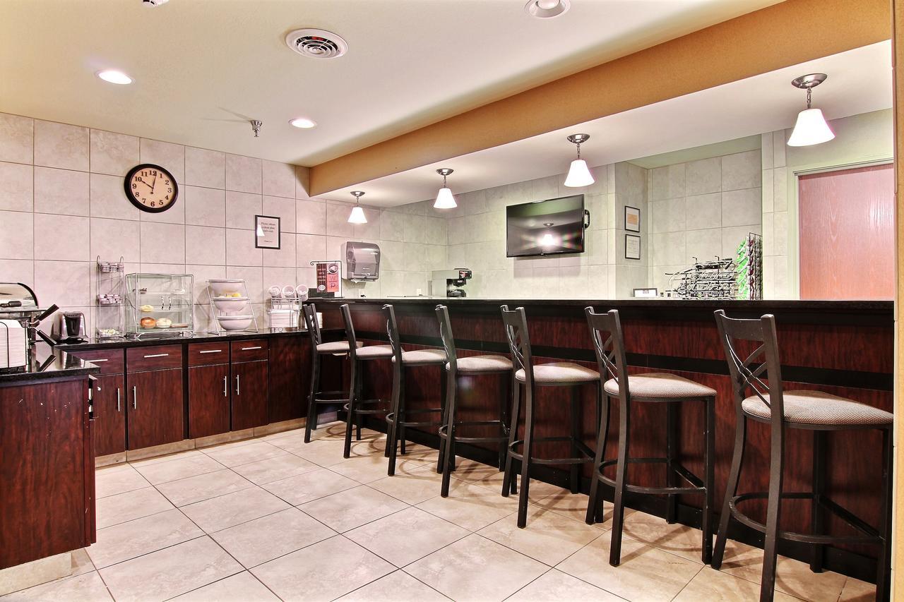 Amerivu Inn And Suites - Crookston Zewnętrze zdjęcie