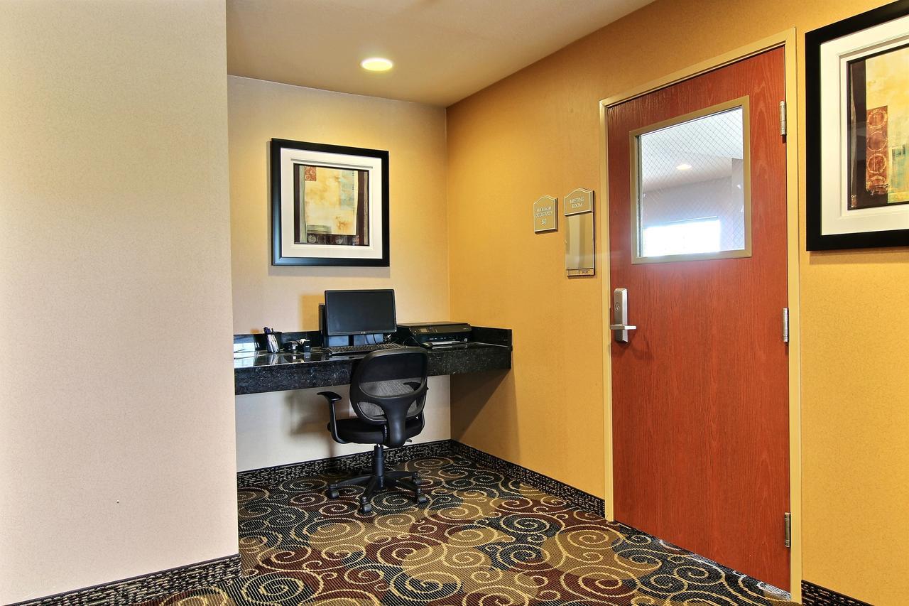 Amerivu Inn And Suites - Crookston Zewnętrze zdjęcie