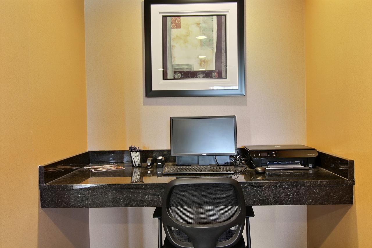 Amerivu Inn And Suites - Crookston Zewnętrze zdjęcie