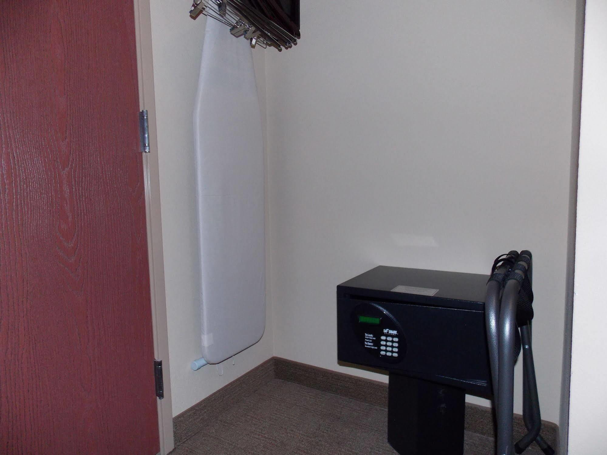 Amerivu Inn And Suites - Crookston Zewnętrze zdjęcie