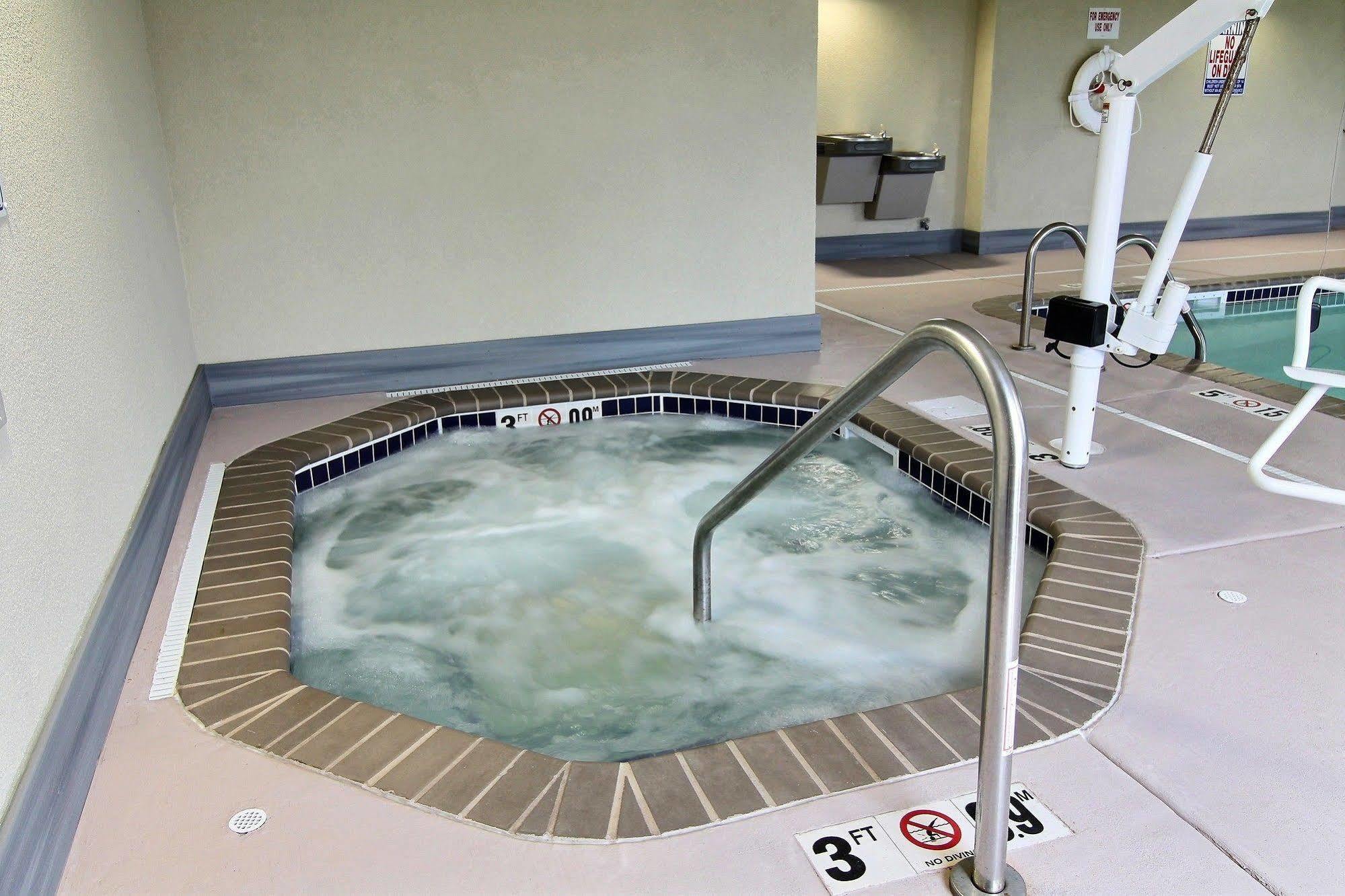 Amerivu Inn And Suites - Crookston Zewnętrze zdjęcie