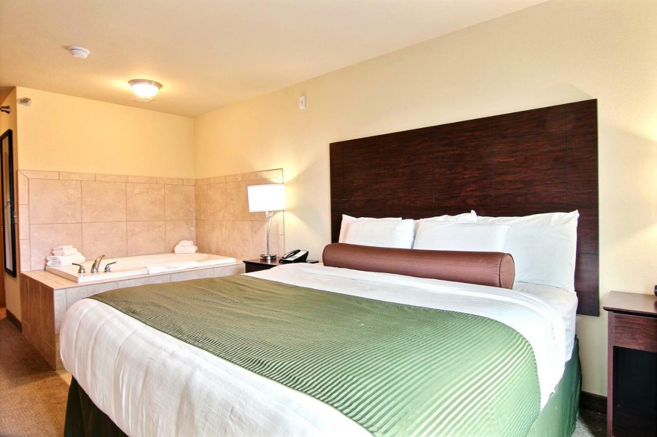 Amerivu Inn And Suites - Crookston Zewnętrze zdjęcie